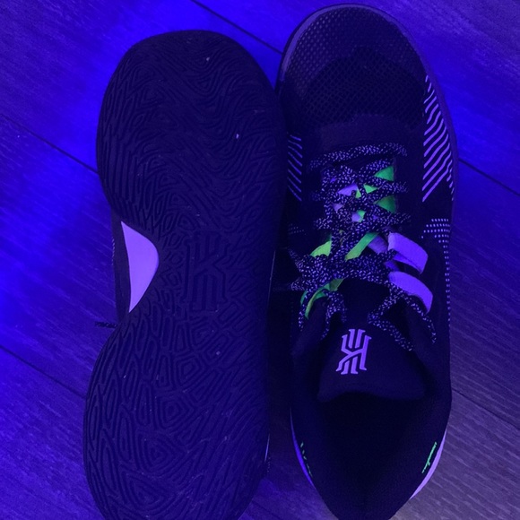 Nike Men's Kyrie Basketball Shoe size 9 - Picture 2 of 4